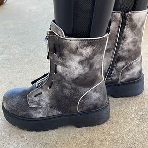 YOKI Chunky Platform Distress Look Boots Size 7 NWOT